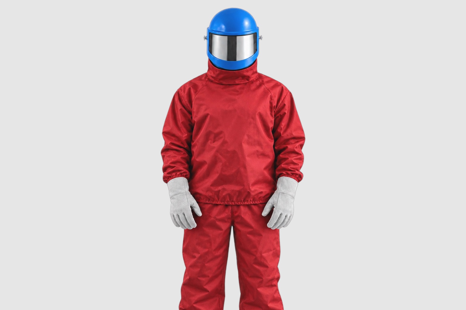 Jatista com capacete azul, vestimenta vermelha e luvas de proteção.