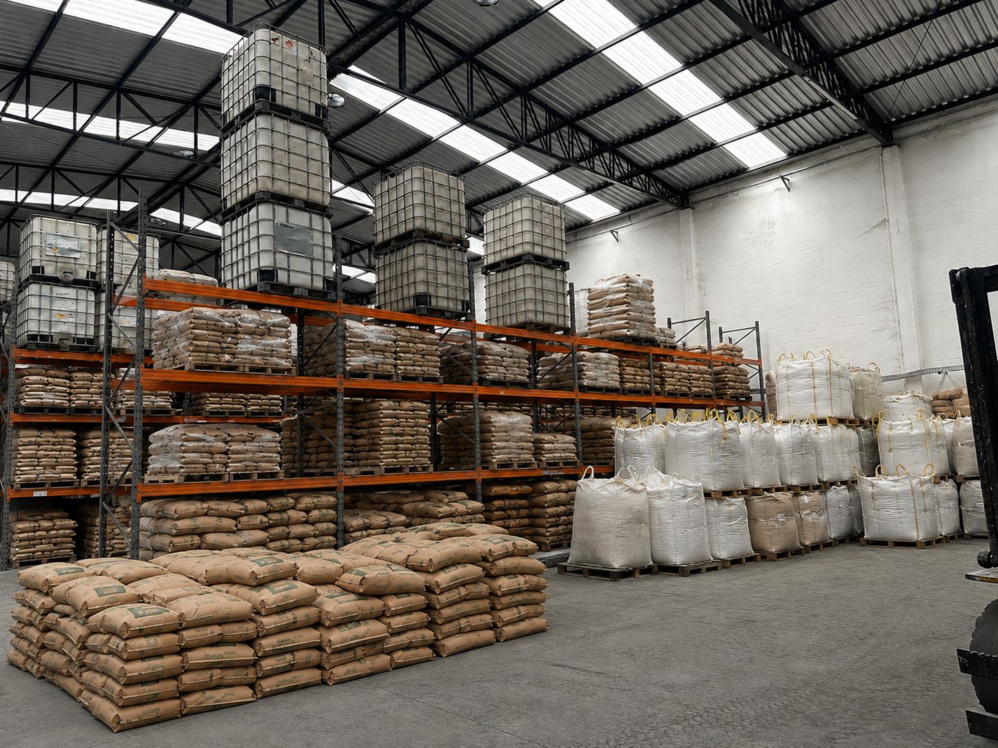 Interior do galpão da Minerjato com estoque de produtos industriais
