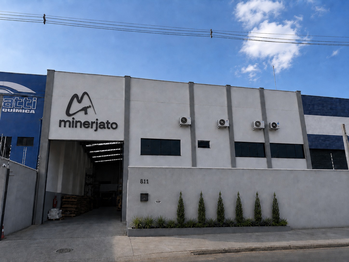 Fachada do galpão da Minerjato